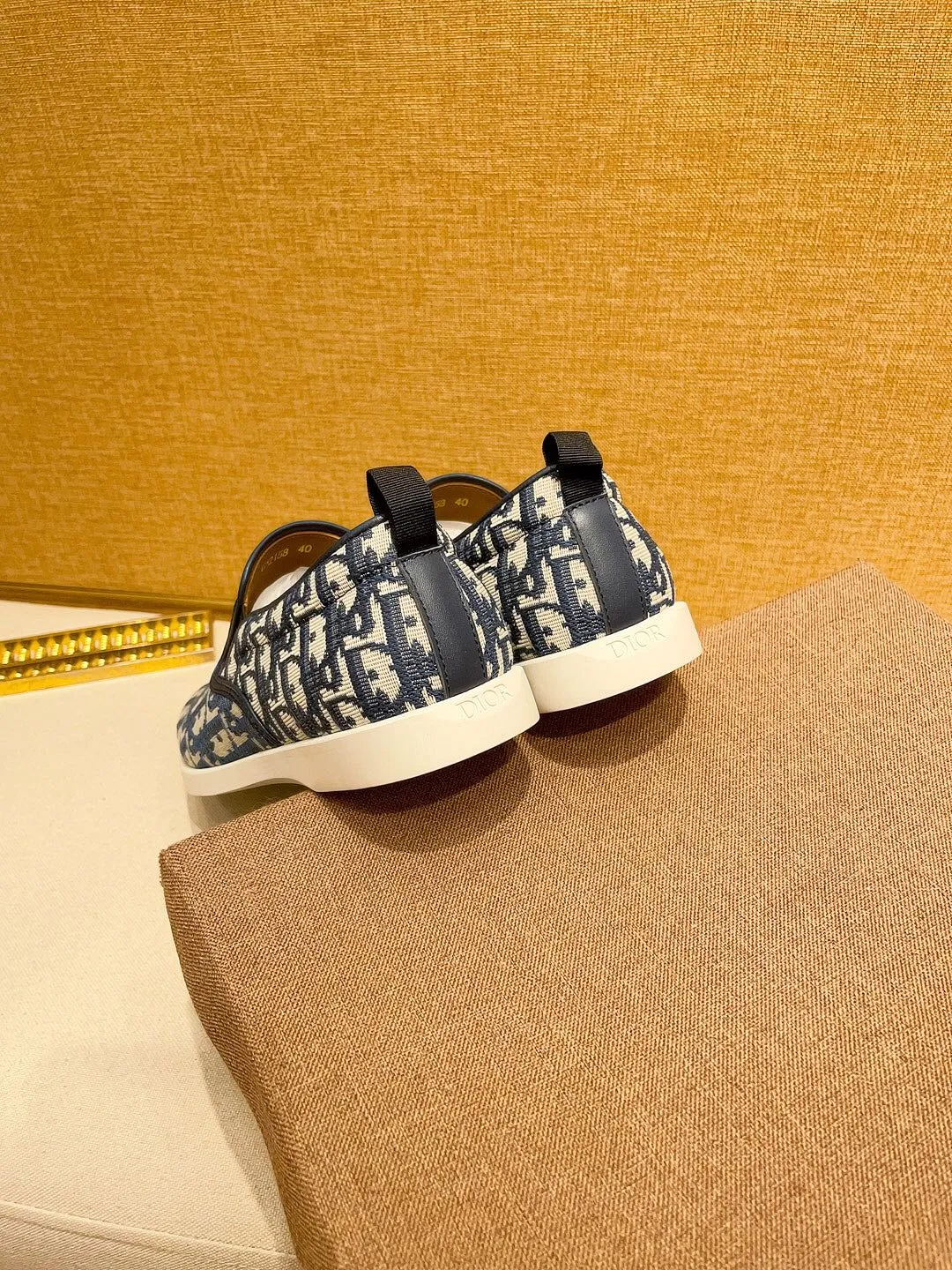 Factory price 380🔥[Dior] The latest 2024 new model is carefully crafted and set off the audience! An international brand that continues to innovate. This men's all-season casual shoe, the original version, has an all-leather upper, breathable and comfortable leather feet ➕Rubber non-slip outsole, breathable and comfortable, quality speaks for itself👄Color: two colors Size: 38-44